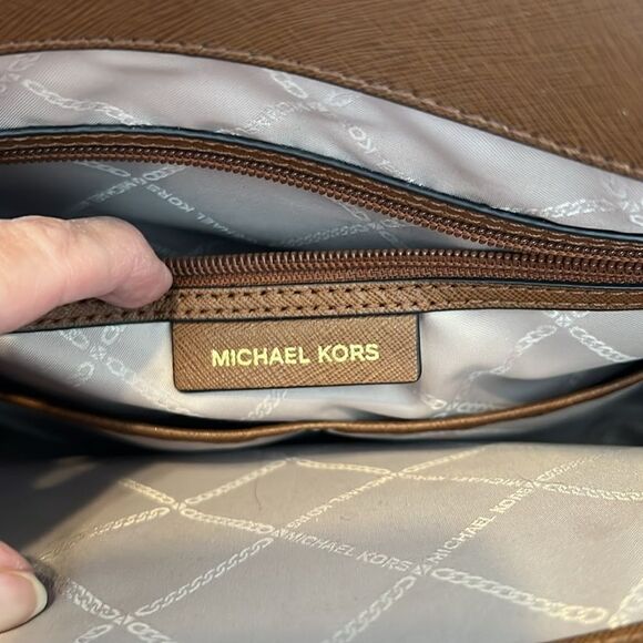 Michael Kors brown leather handbag lots of pockets roomy and adjustable handles - Picture 12 of 16